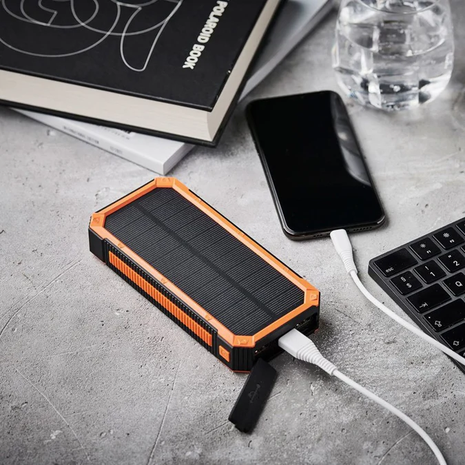 Lippa Solcelle PowerBank 20.000 mAh 20W 3 x USB-A & 1 x USB-C- Sort / Orange - Powerbank med solceller - Techii.dk