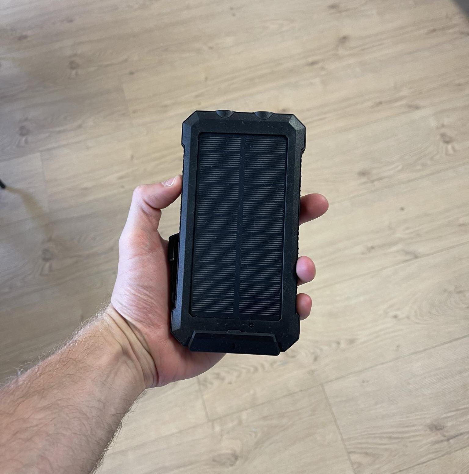 20.000 mAh Powerbank med Solcelle, lommelygte & kompas - iHero - Powerbank med solceller - Techii.dk