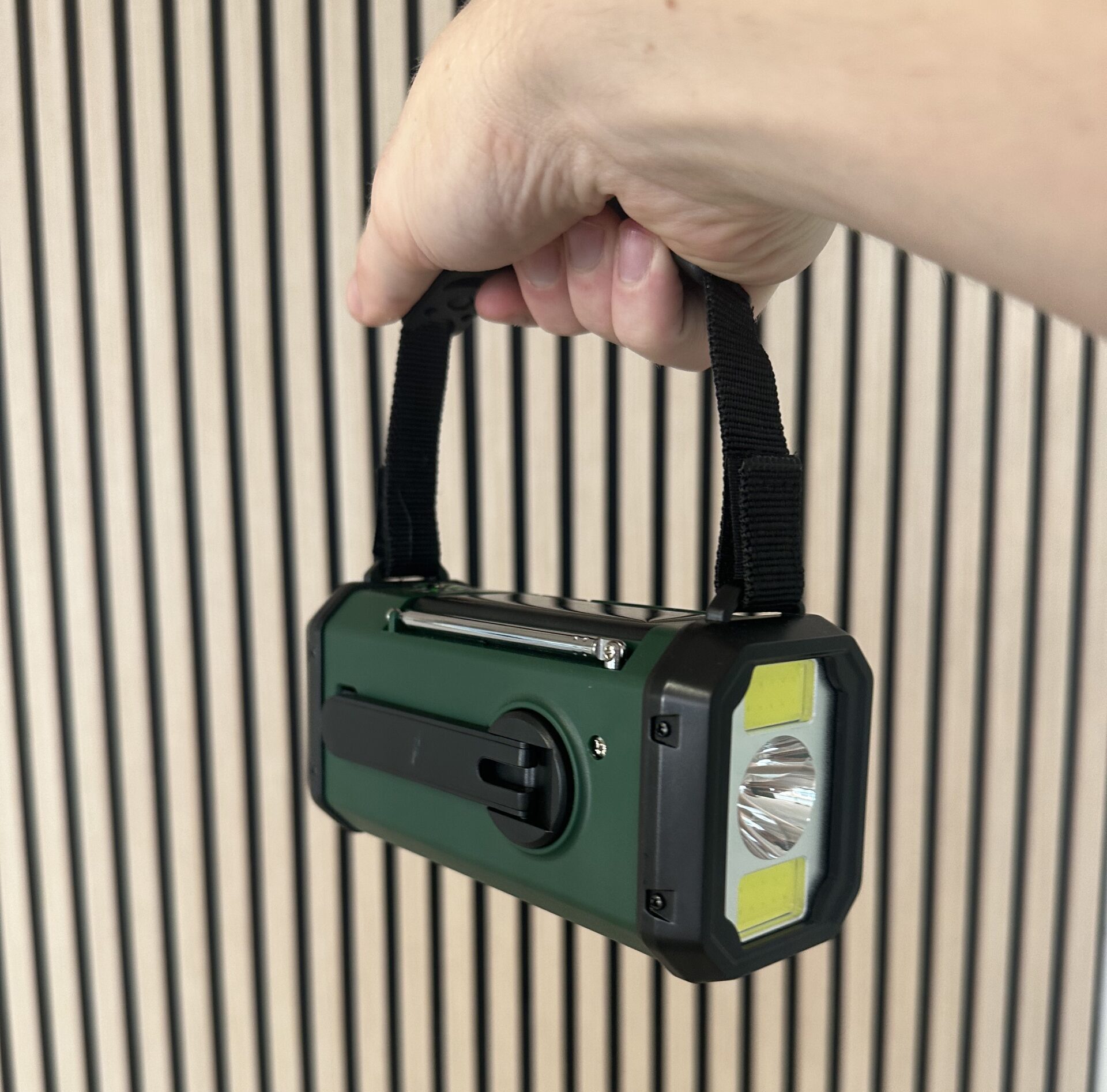 3-i-1 Pro Nødradio | FM Radio, Powerbank og Lommelygte - Army - Nødradio test - Techii.dk